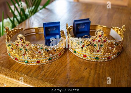 Paar Hochzeitsringe in Fällen mit heiligen Kronen orthodoxe Hochzeitstradition niemand Stockfoto