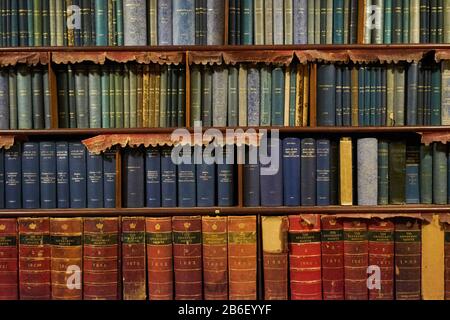 Details zu alten Büchern im Kanzleiraum im alten Gerichtsgebäude, heute Museum. In Beechworth, Victoria, Australien. Stockfoto