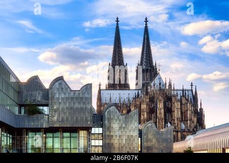 Moderner philharmonischer Konzertsaalbau mit Dom im Hintergrund, Köln, Deutschland Stockfoto