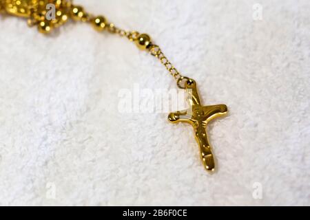 Isoliertes goldenes heiliges Kreuz auf der Kette christliches Symbol niemand Stockfoto