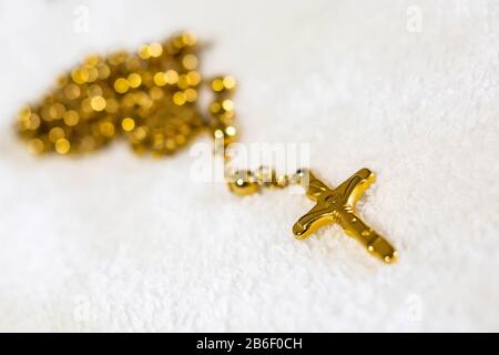 Isoliertes goldenes heiliges Kreuz auf der Kette christliches Symbol niemand Stockfoto