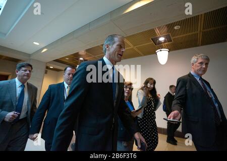 Washington DC, USA. März 2020. US-Senator John Thune (Republikaner von South Dakota) spricht mit den Mitgliedern der Medien, während er zu einer geschlossenen Tür-Unterrichtung über die Wahlsicherheit im Senat SCIF des United States Capitol in Washington, DC, USA, am Dienstag, 10. März 2020 geht. Kredit: Stefani Reynolds/CNP /MediaPunch Credit: MediaPunch Inc/Alamy Live News Stockfoto