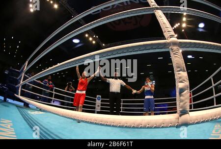 Amman, Jordanien. März 2020. Chang Yuan aus China (L) schlägt beim Asian/Oceanian Boxing Qualification Tournament für die Olympischen Spiele 2020 in Tokio in Amman, Jordanien, 10. März 2020, im Halbfinale von Mangte Mery KOM aus Indien im Fliegengewicht (48-51 kg). Kredit: Mohammad Abu Ghosh/Xinhua/Alamy Live News Stockfoto