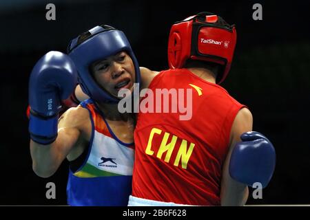 Amman, Jordanien. März 2020. Chang Yuan (R) aus China konkurriert mit Hmangte Mery KOM aus Indien während ihres Halbfinales Im Fliegengewicht Der Frauen (48-51 kg) beim Asian/Oceanian Boxing Qualification Tournament für die Olympischen Spiele 2020 in Tokio in Amman, Jordanien, 10. März 2020. Kredit: Mohammad Abu Ghosh/Xinhua/Alamy Live News Stockfoto