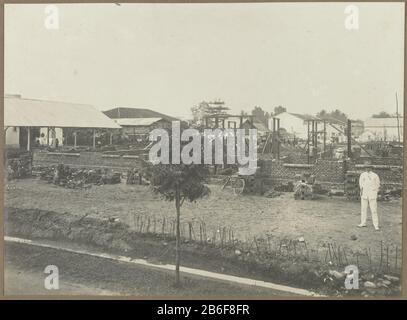 Bau der Kinder der Heilsarmee Bau des Armeekinderhauses zur Erlösung in der Wilhelminastraat in Medan im Jahr 1916. Mit Bennink für die ersten Wände stehen. Bilder auf dem Fotoalbum der niederländischen Architekten und Bauherren Bennink und Riphagen Medan ca. 1914-1919. Hersteller in Jahren: Fotograf: Anonymer Ort Herstellung Medan dating: 1610 Physische Merkmale: Gelatine silberfarbenes Druckmaterial: Papiertechnik: Gelatine silberfarben Druckabmessungen: Foto: H 145 mm × W 196 mm Datum 1914 - 196 mm Stockfoto