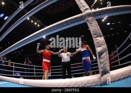 Amman, Jordanien. März 2020. Li Qian aus China (R) schlägt Pooja Rani aus Indien während ihres Halbfinales Im Mittelgewicht Der Frauen (69-75 kg) beim Asian/Oceanian Boxing Qualification Tournament für die Olympischen Spiele 2020 in Tokio in Amman, Jordanien, 10. März 2020. Kredit: Mohammad Abu Ghosh/Xinhua/Alamy Live News Stockfoto