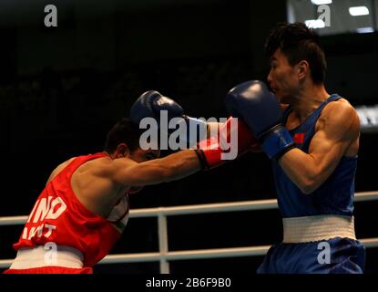 Amman, Jordanien. März 2020. HU Jianguan (R) aus China konkurriert mit Amit aus Indien während ihres Herren-Flyweight-Halbfinales (48-52 kg) beim Asian/Oceanian Boxing Qualification Tournament für die Olympischen Spiele 2020 in Tokio in Amman, Jordanien, 10. März 2020. Kredit: Mohammad Abu Ghosh/Xinhua/Alamy Live News Stockfoto