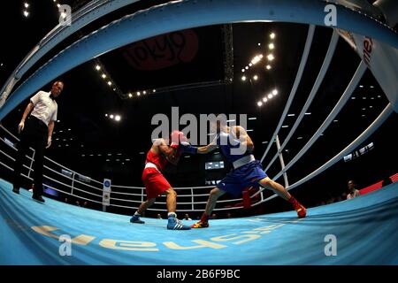 Amman, Jordanien. März 2020. HU Jianguan (R) aus China konkurriert mit Amit aus Indien während ihres Herren-Flyweight-Halbfinales (48-52 kg) beim Asian/Oceanian Boxing Qualification Tournament für die Olympischen Spiele 2020 in Tokio in Amman, Jordanien, 10. März 2020. Kredit: Mohammad Abu Ghosh/Xinhua/Alamy Live News Stockfoto