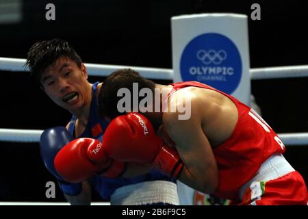 Amman, Jordanien. März 2020. HU Jianguan (L) aus China konkurriert mit Amit aus Indien während ihres Herren-Flyweight-Halbfinales (48-52 kg) beim Asian/Oceanian Boxing Qualification Tournament für die Olympischen Spiele 2020 in Tokio in Amman, Jordanien, 10. März 2020. Kredit: Mohammad Abu Ghosh/Xinhua/Alamy Live News Stockfoto