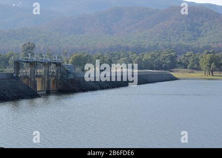 Lake Buffalo Staudamm Spillway und Bewässerungsauslass, Wald brannte aus viktorianischen Buschfeuern in Australien 2019-2020 trügerisches Wasser aus kürzlichem Regenwasser. Stockfoto