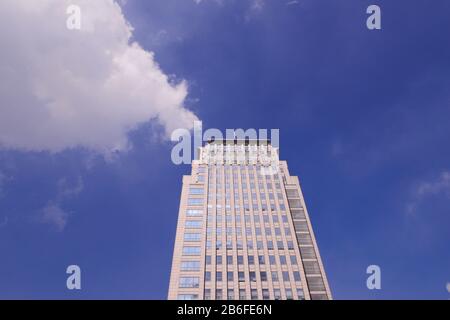 Blick auf die Zwillingstürme. Die Zwillingstürme der Stadt Guzhen haben bei Sonnenschein gebadet. Die Türme befinden sich in der Stadt Zhongshan, China. Stockfoto