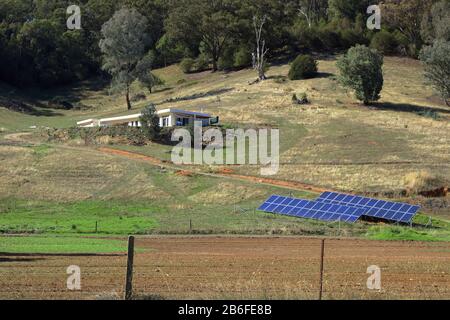 Nachhaltige Wohnbereiche, Solarpaneele, die Strom für das Aus-Netz-Wohnen liefern. Stockfoto