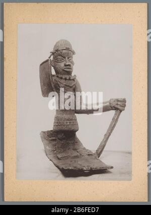 Bronzestatue einer Krieger-Bronze-Statue eines Krieger-Objekttyps: Bild-Item-Nummer: RP-F 00-9663 Aufschriften/Marken: Aufschrift verso, handschriftlich: 'Serien 1164. N 5. / Bronzeguss von Benin / Krieger mit Schild' Herstellung Schöpfer: Fotograf: Anonym Datum: 1880 - 1940 Material: Baryta Pappe Technik: Dolchtcollodiumzilverdruk Abmessungen: Pappe: H 173 mm × W 125 mm Betreff: Skulptiert Stockfoto