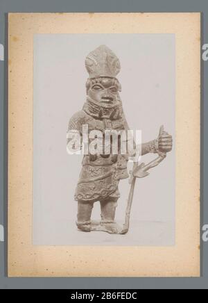 Bronzebild einer Figur aus der Benin-Bronze-Statue einer Figur aus Benin Property Type: Fotos Artikelnummer: RP-F 00-9668 Aufschriften/Marken: Aufschrift verso, handschriftlich: "Bronzeguss aus Benin/Krieger mit Pfeil wie Waffe/s Rijks Etnogr. Museum / Serie 1164 / Nr. 6.' Hersteller : Fotograf: Anonym Datum: 1880 - 1940 Material: Baryta-Pappe Technik: Dolchcollodiumzilverdruk Abmessungen: Pappe: H 173 mm × W 125 mm Betreff: Skulptiert Stockfoto