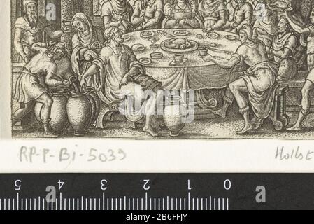 Hochzeit in Cana The Wedding in Cana. Um einen Tisch sitzen verschiedene Gäste zum Essen und Trinken. Am Kopf des Tisches sitzt die Frau mit einer Krone auf dem Kopf. Ein Mann gießt Wasser in eine Kanne. Christus befindet sich auf der linken Vorderseite und zeigt auf den Krug. Er verwandelt Wasser in Wein, und er machte eines seiner ersten Wunder (Johannes 2:1-12) Herstellung Schöpfer: Druckerei-Abraham de Bruyn (Listed Property) Ort Herstellung: Antwerpen Datum: 1550 - 1587 Physikalische Merkmale: Fahrzeugmaterial: Papiertechnik: ENGRAA (Printing Process) Abmessungen: Plattenkante b 76 mm × h 50 mm Betreff: Das Hochzeitsfest in Kana (Johannes 2:1-11) Stockfoto