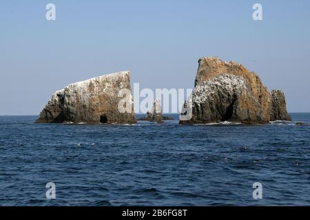 Felsformationen vor der East Anakapa Island im Channel Islands National Park, Kalifornien am sonnigen Sommernachmittag. Stockfoto