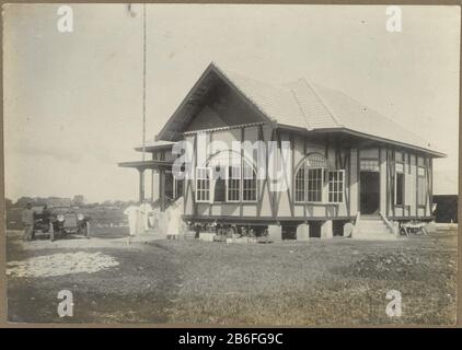 Buitenhuis te Berastagi Das Land nach Berastagi. Zwei Männer und eine Frau, die am Hauseingang stehen, verließen ein geparktes Auto mit einem Fahrer. Bilder im Fotoalbum der niederländischen Architekten und Bauherren Bennink und Riphagen nach Medan in den Jahren um 1914-1919. Hersteller : Fotograf: Anonymer Ort Herstellung Sumatra Datum: 1914 - 1919 Physische Merkmale: Gelatine silbernes Druckmaterial: Papiertechnik: Gelatine silberfarben Druckabmessungen: Foto: H 115 mm × b mm Datum 163: 1914 - 1919 Stockfoto