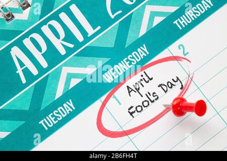 April Fools Tag auf einem Kalender mit roter Nadel Stockfoto