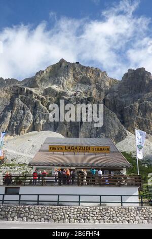 Seilbahnstation Lagazuoi / Cortina d'Ampezzo - Seilbahnstation Lagazuoi / Cortina d'Ampezzo Stockfoto