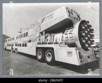 Bus hergestellt für den Film Der große Bus, der für den Film Der große Bus Objekttyp erstellt wurde: Bild Artikelnummer: RP-F21336 Aufschriften / Marken: Aufschrift verso, tipped 'Giant Bus powered by Nuclear Energy (...) 10/898242 / 3' Hersteller: Fotograf: Keystone (börsennotiertes Objekt) Ort Herstellung: Kalifornien Datum: CA. 1974 - für 1976 Material: Papiertechnik: Gelatine Silber Druckabmessungen: Foto: H 152 mm × W 202 mm Betreff: Bus, Bus Stockfoto