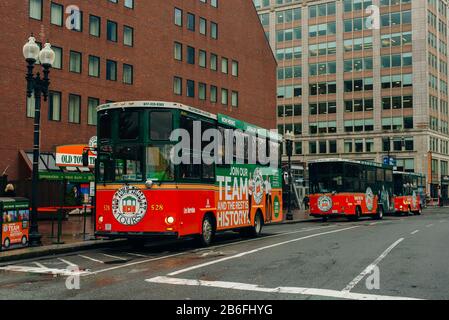 Boston, MA, USA - Januar 2020 Hop-on-Hop-on-Hop-off-Wagen in der Altstadt in North End Stockfoto