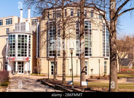 Ein Gehweg zum Resnik House Schlafsaal, in dem sich das Carnegie Mellon Cafe auf dem Campus der Carnegie Mellon University, Pittsburgh, PA, USA befindet Stockfoto