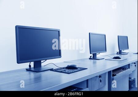 Computerlabor, sauber platzierte Reihen von Computern. Stockfoto