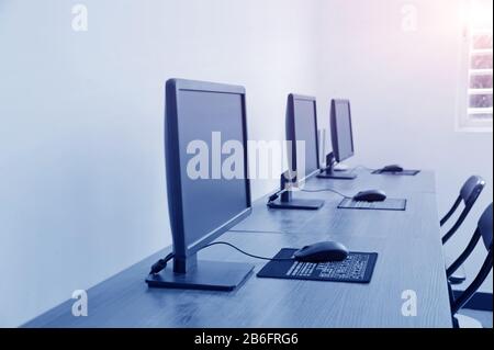 Computerlabor, sauber platzierte Reihen von Computern. Stockfoto