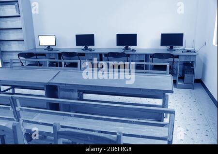 Computerlabor, sauber platzierte Reihen von Computern. Stockfoto