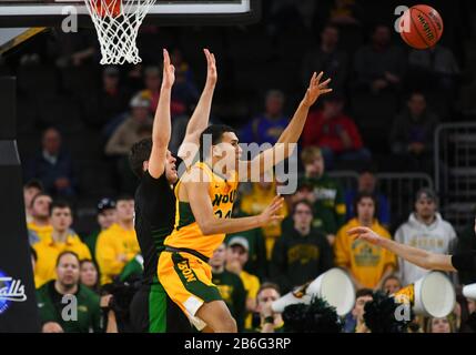 10. März 2020: Der North Dakota State Bison Guard Tyson Ward (24) wartet während des Summit League Championship Basketballspiels zwischen den North Dakota Fighting Hawks und dem North Dakota State Bison im Denny Sanford Premier Center, Sioux Falls, SD auf einen Pass. NDSU besiegte UND 89-53 und ziehen weiter zum NCAA-Turnier. Foto von Russell Hons/CSM Stockfoto