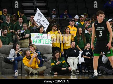 10. März 2020: Die Studenten des US-Bundesstaates North Dakota feuern ihre Mannschaft während des Summit League Meisterschaft-Basketballspiels zwischen den Kämpfenden Hawks in North Dakota und dem North Dakota State Bison im Denny Sanford Premier Center, Sioux Falls, SD an. NDSU besiegte UND 89-53 und ziehen weiter zum NCAA-Turnier. Foto von Russell Hons/CSM Stockfoto