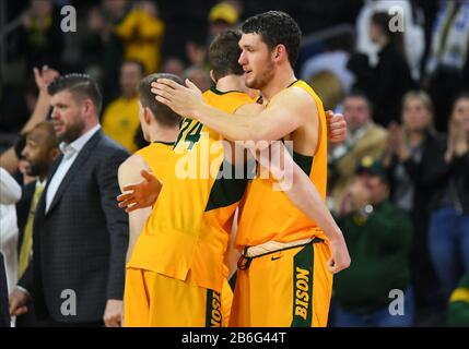 10. März 2020: Die Spieler des US-Bundesstaates North Dakota feiern, während sich die Uhr im Basketballspiel der Summit League Championship zwischen den Kämpfenden Hawks von North Dakota und dem North Dakota State Bison im Denny Sanford Premier Center, Sioux Falls, SD, niederschlängelt. NDSU besiegte UND 89-53 und ziehen weiter zum NCAA-Turnier. Foto von Russell Hons/CSM Stockfoto