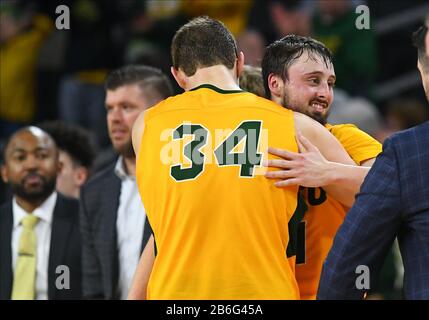 10. März 2020: Die Spieler des US-Bundesstaates North Dakota feiern, während sich die Uhr im Basketballspiel der Summit League Championship zwischen den Kämpfenden Hawks von North Dakota und dem North Dakota State Bison im Denny Sanford Premier Center, Sioux Falls, SD, niederschlängelt. NDSU besiegte UND 89-53 und ziehen weiter zum NCAA-Turnier. Foto von Russell Hons/CSM Stockfoto