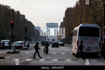 Authentischer Alltag in Paris: Stundentakt auf den Champs-Elyssees von Concorde nach Arc de Triomphe, Rive Droite, Paris, Frankreich, Europa Stockfoto