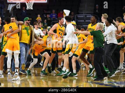 10. März 2020: Spieler und Fans des North Dakota State Bison feiern nach dem Gewinn des Summit League Meisterschaft-Basketballspiels zwischen den North Dakota Fighting Hawks und dem North Dakota State Bison im Denny Sanford Premier Center, Sioux Falls, SD. NDSU besiegte UND 89-53 und ziehen weiter zum NCAA-Turnier. Foto von Russell Hons/CSM Stockfoto