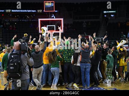 10. März 2020: Spieler des North Dakota State Bison sind von Fans und Medien umgeben, während sie feiern, nachdem sie das Summit League Meisterschaft-Basketballspiel zwischen den North Dakota Fighting Hawks und dem North Dakota State Bison im Denny Sanford Premier Center, Sioux Falls, SD gewonnen haben. NDSU besiegte UND 89-53 und ziehen weiter zum NCAA-Turnier. Foto von Russell Hons/CSM Stockfoto