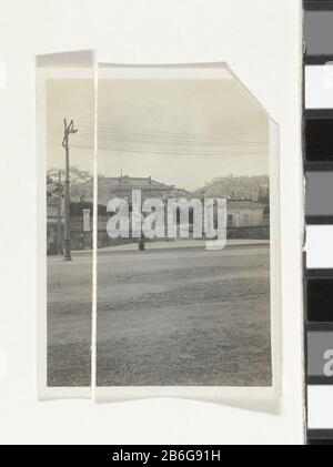 China fair und wohlhabend (titel op object) Landhuis traf oprijlaan in vermoedelijk Shanghai. Onderdeel van het fotoalbum van Dolph Kessler traf opnamen die hij maakte tijdens zijn blijf in Engeland en op een wereldreis die hij als Secretaris van Henri Deterding (directeur Koninklijke Olie) ondernam naar Nederlands-Indië, Japan, China en de Verenigde Staten, 1906 en tossen. Hersteller : fotograaf: Geldolph Adriaan KesslerPlaats Herstellung: Shanghai dating: 16-mar-1908 - 2-apr-1908 Physical kenmerken: Ontwikkelgelatinzilverdruk op Albumblad Material: Karton fotopapier Techniek: Ontwikkel Stockfoto