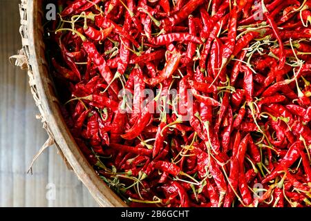 Korb mit getrocknetem Chili Stockfoto