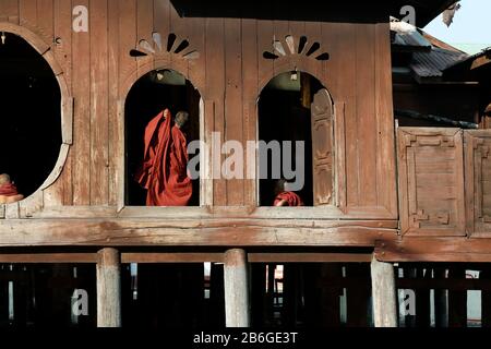 Novizenmönche im Shwe Yan Pyay Kloster, inle See, myanmar Stockfoto