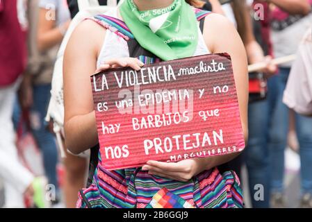 CABA, Buenos Aires/Argentinien; 9. März 2020: Internationaler Frauentag. Eine Frau mit grünem Schal hält ein Zeichen: Sexistische Gewalt ist eine Epidemie und Stockfoto