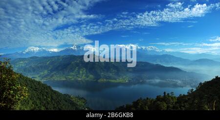 Blick auf die Annapurna Range von Pokhara, Nepal Stockfoto