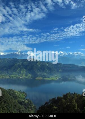 Blick auf die Annapurna Range von Pokhara, Nepal Stockfoto