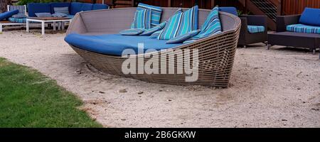 Liegen zum Entspannen am Sand und zur Entspannung im Freien an der Küste Stockfoto