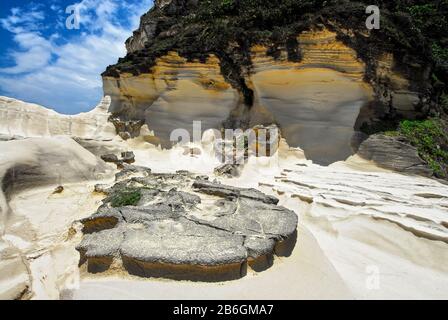 Malerischer Tiefblick auf die Capurpuraoan Rocks, auch Kapurpurawan Rock Formation an der Küste bei Burgos, Ilocos Norte, Nord-Luzon, Philippinen, Asien Stockfoto