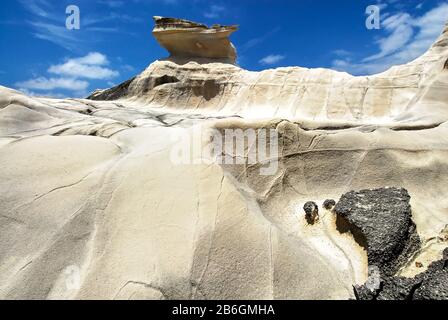 Malerischer Tiefblick auf die Capurpuraoan Rocks, auch Kapurpurawan Rock Formation an der Küste bei Burgos, Ilocos Norte, Nord-Luzon, Philippinen, Asien Stockfoto