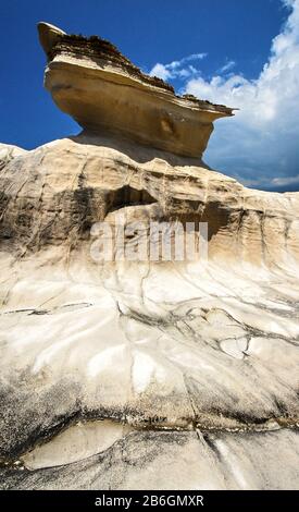 Malerischer Tiefblick auf die Capurpuraoan Rocks, auch Kapurpurawan Rock Formation an der Küste bei Burgos, Ilocos Norte, Nord-Luzon, Philippinen, Asien Stockfoto