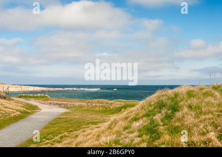 Die Bucht von Skaill, der Standort der berühmten neolithischen Siedlung Skara Brae, liegt an der Westküste des schottischen Orkney-Festlandes Stockfoto