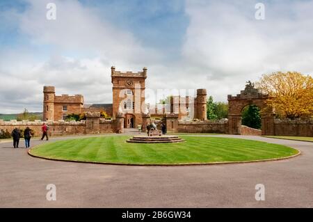 Maybole, Carrick, Schottland - 19. Mai 2012: Außenansicht von Culzean Castle und Uhrturm, an den Klippen von Ayrshire gelegen, öffentlich zugänglich. Stockfoto