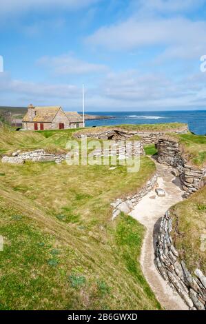 Die Bucht von Skaill, der Standort der berühmten neolithischen Siedlung Skara Brae, liegt an der Westküste des schottischen Orkney-Festlandes Stockfoto