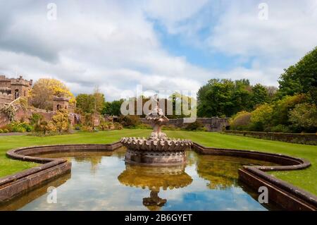 Maybole, Carrick, Schottland - 19. Mai 2012: Fountain Court at Culzean Castle, an den Klippen von Ayrshire gelegen, für die Öffentlichkeit zugänglich. Stockfoto